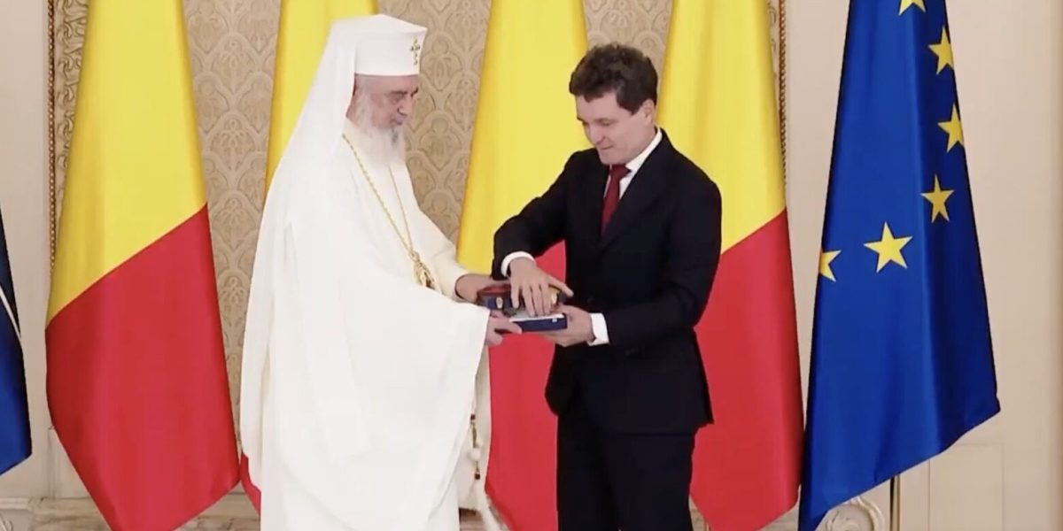 IPS-Daniel-primeste-o-decoratie-de-la-Nicusor-Dan-e1761587780224.jpg - Presa360