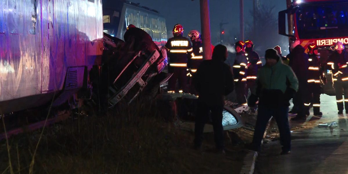 Momentul în care o mașină este spulberată de tren în Chiajna. Un bărbat, scos inconștient din autoturism