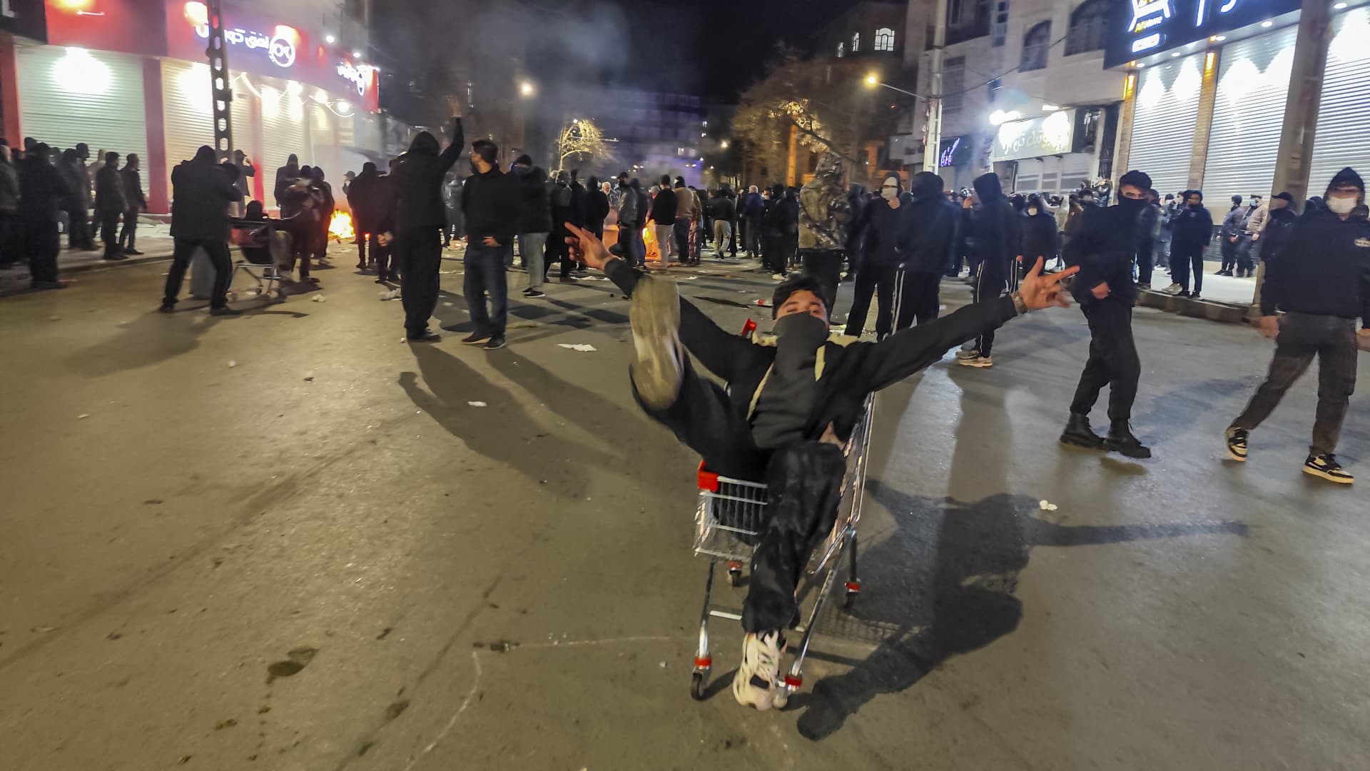 Iranul își închide temporar spațiul aerian pe fondul tensiunilor cu Statele Unite Iranul a impus miercuri seara o restricție temporară asupra spațiului său aerian, afectând majoritatea zborurilor internaționale, în contextul escaladării tensiunilor cu Statele Unite