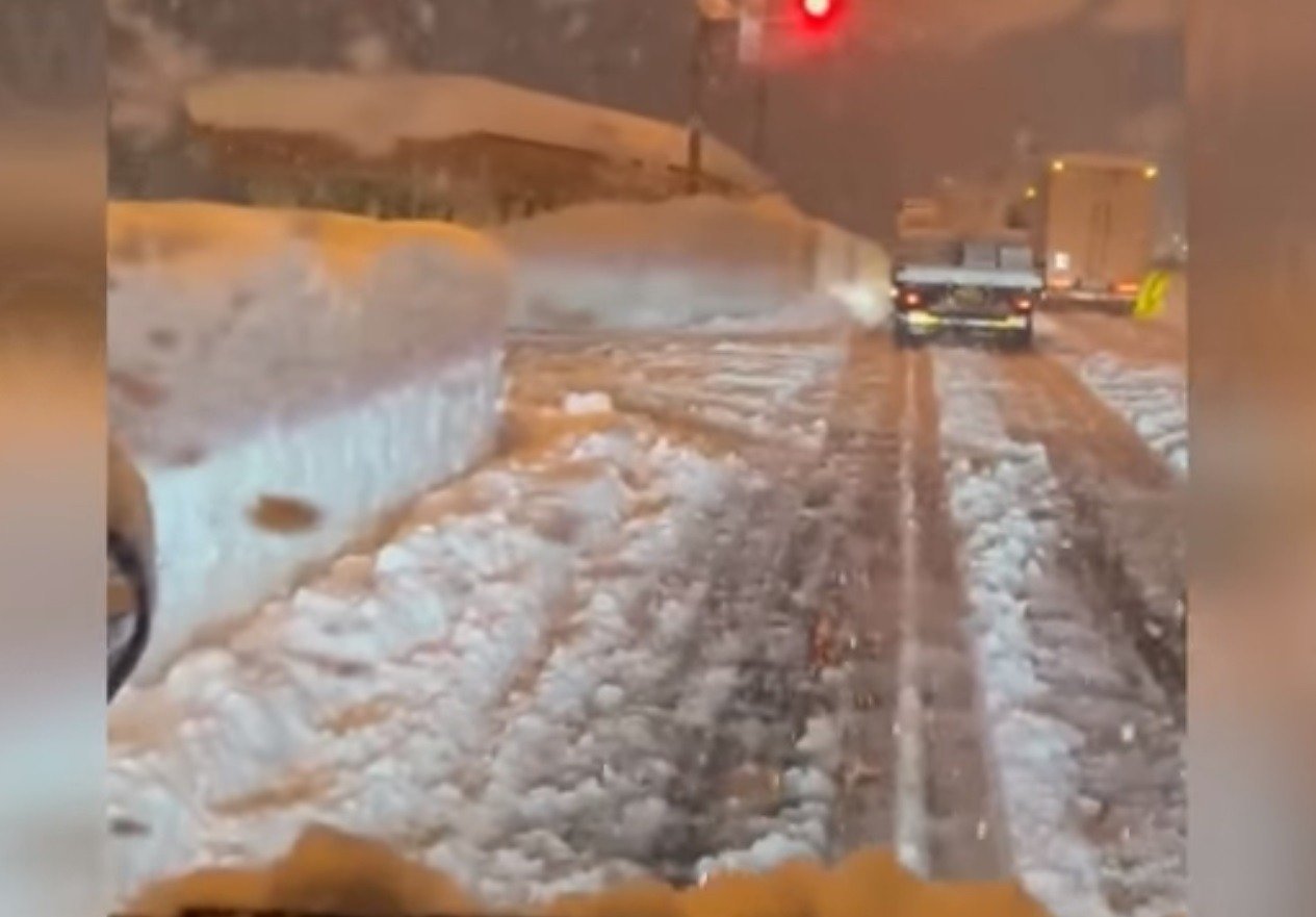 Japonia în alertă din cauza ninsorilor istorice: cel puțin 14 decese și aproape 200 de răni în ultimele zile Ninsorile care au cuprins Japonia în ultimele zile, provocate de fronturi de presiune atmosferică extrem de reci, au transformat peisajul în peisaj de iarnă agresiv, dar au adus cu ele și o situație de criză umanitară