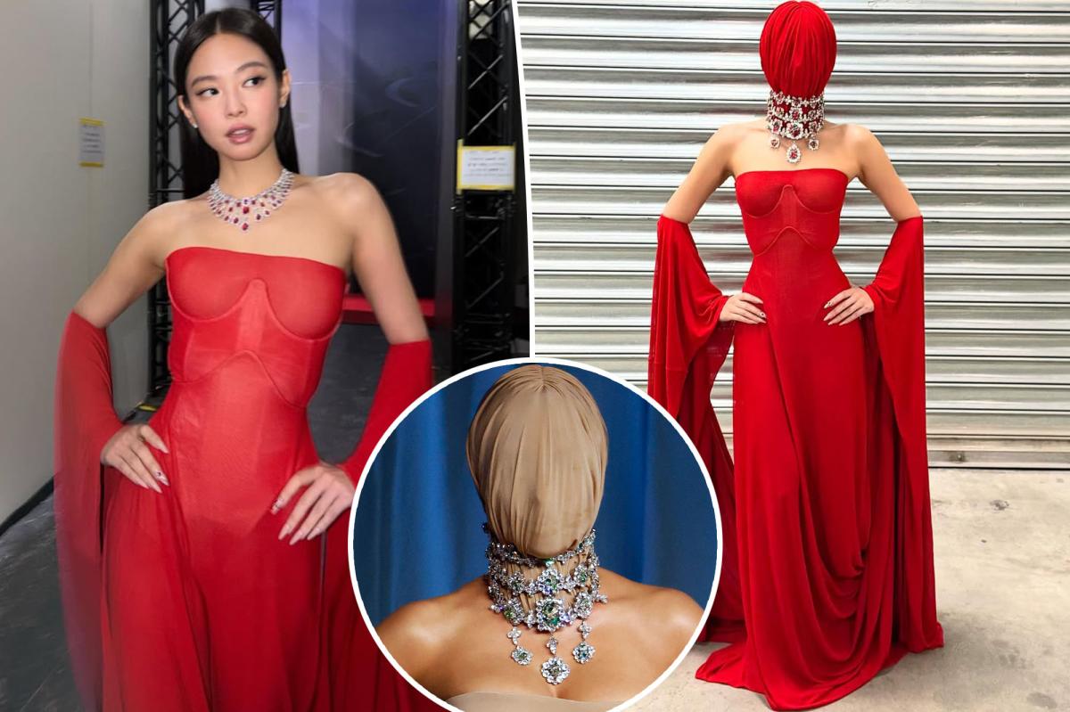 Jennie strălucește pe covorul roșu la Golden Disc Awards K-pop starul Jennie a captat atenția globală, purtând o rochie splendidă semnată Maison Margiela Artisanal la cea de-a 40-a ediție a Golden Disc Awards, desfășurată pe 10 ianuarie 2026, în Taipei, Taiwan