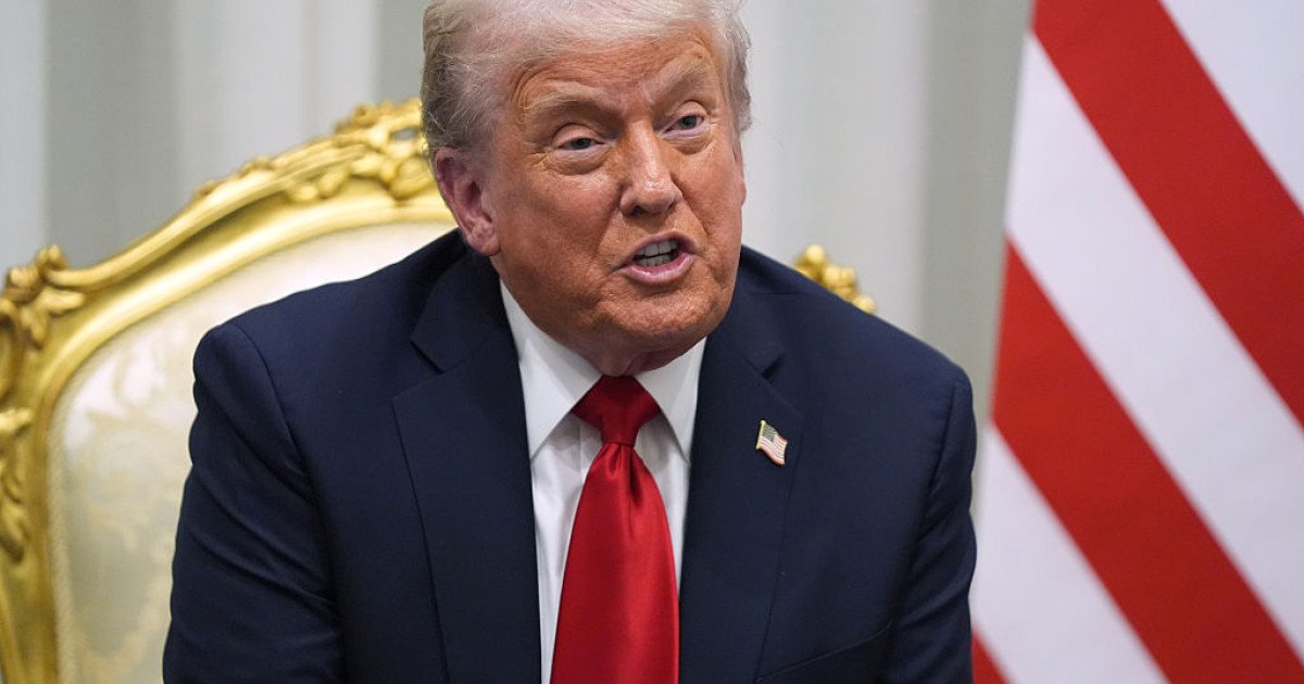 Trump anunță o echipă care va coordona tranziția în Venezuela Președintele american Donald Trump a declarat luni că o echipă formată din trei oficiali de rang înalt va prelua coordonarea tranziției în Venezuela, în urma recentelor tensiuni din țară