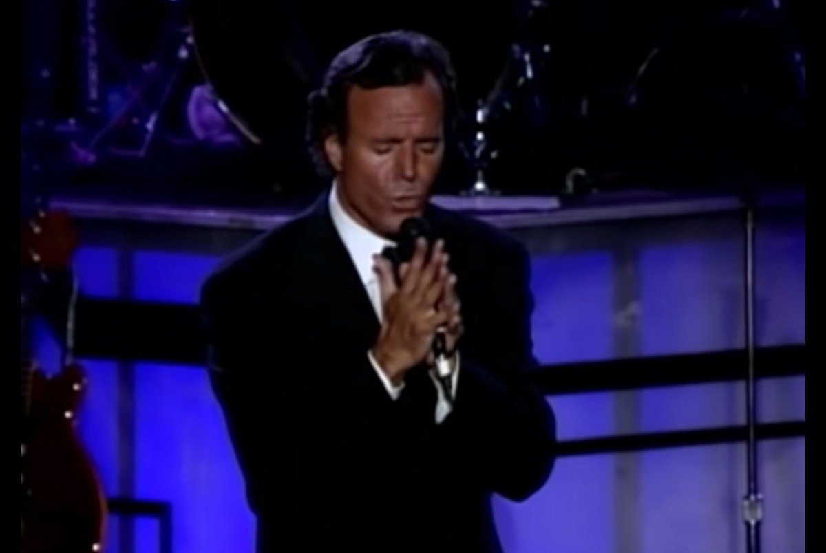 Imagini cu Julio Iglesias, un nume emblematic al muzicii spaniole, revin în lumina reflectoarelor după acuzații grave care zguduie reputația legendarului artist