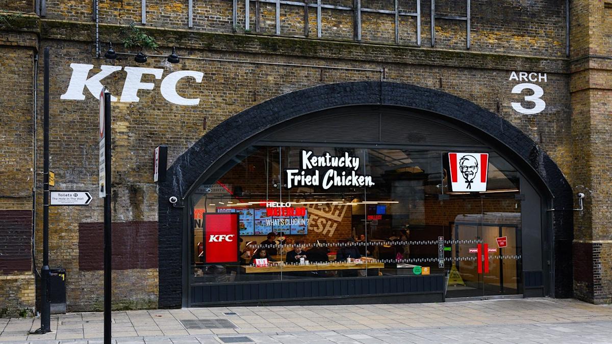 KFC UK și Irlanda lansează gama de băuturi „Kwench”, destinată tinerelor generații KFC UK și Irlanda a anunțat lansarea unei noi game de băuturi speciale, denumite „Kwench”, menită să atragă atenția tineretului din generația Z