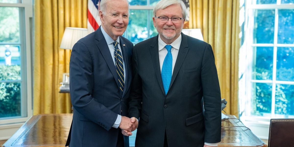 Kevin-Rudd-ambasadorul-Australiei-in-SUA-si-presedintele-american-Joe-Biden-la-Washington-pe-1-mai-2.jpeg - Presa360