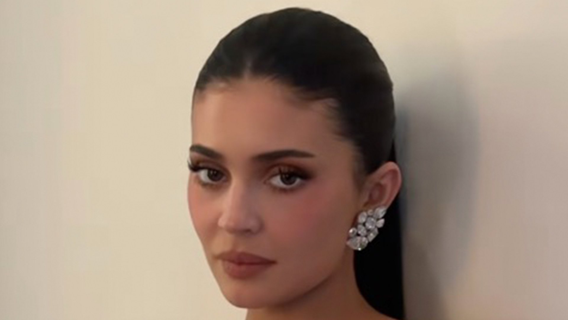 Kylie Jenner uimitoare într-o rochie argintie la Globurile de Aur, fanii o laudă!