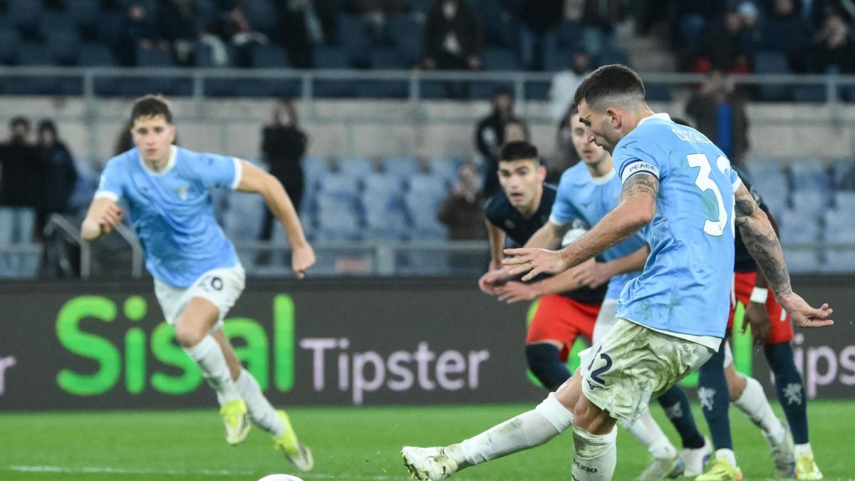 Lazio-Genova: drama ultimei minute în faţa unei arene aproape goale Lazio a reușit să obțină o victorie dramatică în fața lui Genova, scor 3-2, grație unui gol marcat în prelungiri, în urma unui penalty controversat