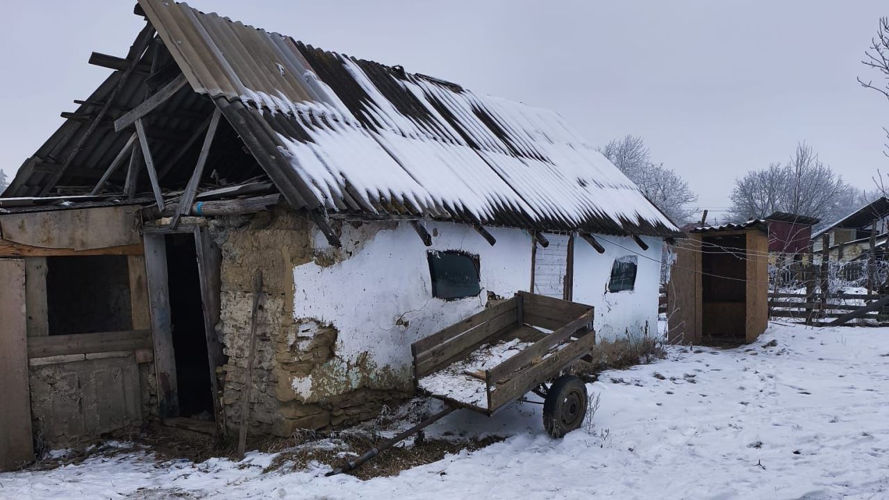 Percheziții într-o rețea de falsificare a documentelor, în județul Botoșani Sindicatul Europol a publicat joi seară fotografii din județul Botoșani, unde imobile degradate ascund o rețea complexă care a ajutat cetățeni din Moldova, Ucraina și Rusia să obțină acte de identitate românești prin intermediul unor acte false
