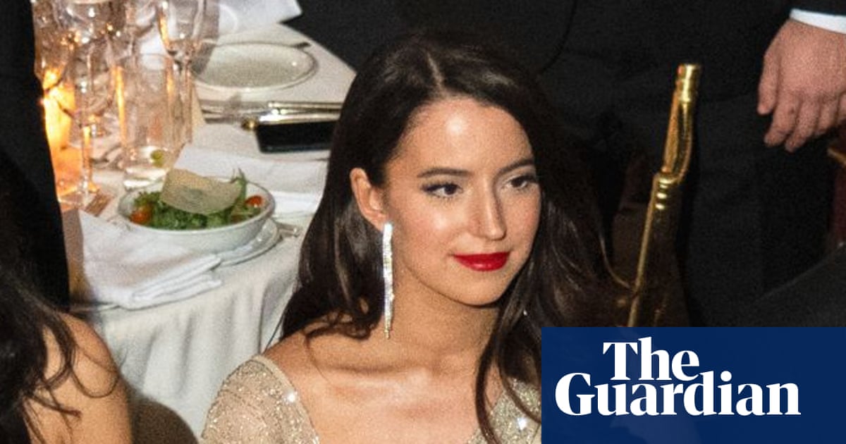 Revolta împotriva abuzului digital: O mamă, victimă a imaginilor manipulate de inteligență artificială Ashley St Clair, mama unuia dintre fiii lui Elon Musk, a declarat că se simte „îngrozită și violată” după ce susținătorii miliardarului au folosit tool-ul său de inteligență artificială, Grok, pentru a crea imagini sexualizate falsificate ale ei