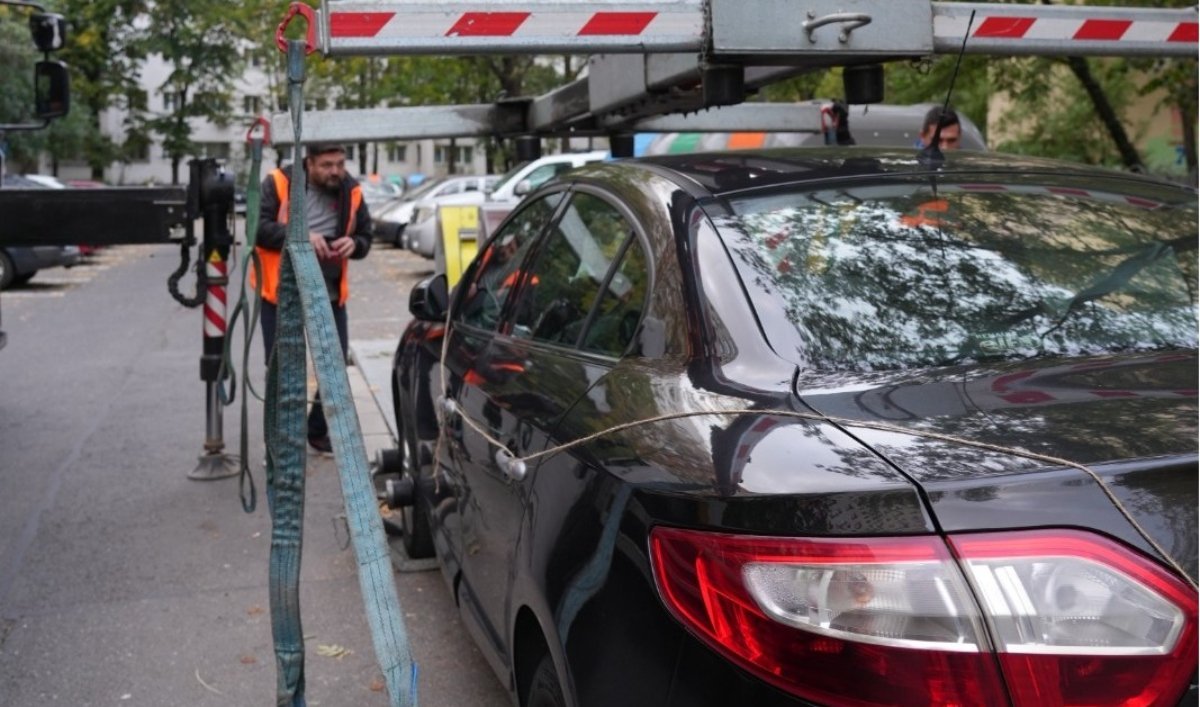 Decizie surprinzătoare în Sector 3: Poliția nu va mai ridica mașinile parcate neregulamentar dacă șoferii lasă numărul de telefon în parbriz Primăria Sectorului 3 a decis recent să modifice modul în care gestionează parcările ilegale, introducând o măsură menită să accelereze deblocarea zonelor afectate de vehiculele oprite sau staționate neregulamentar