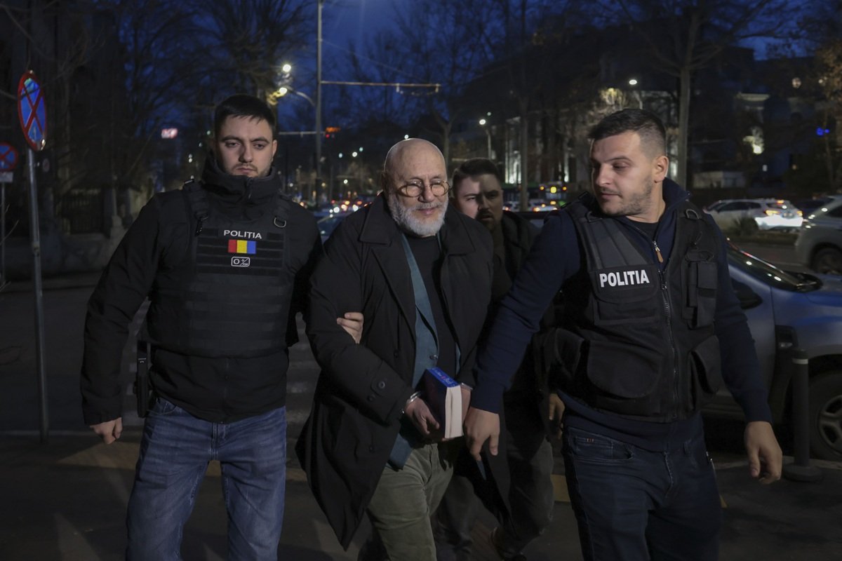 Medicul Cristian Andrei, acuzat de agresiune sexuală și exercitarea fără drept a profesiei de psiholog, a fost reținut de poliție Medicul psihiatru Cristian Andrei a fost dus, miercuri seară, la Serviciul de Investigații Criminale Sector 1, sub escorta poliției, pentru a fi audiat în legătură cu gravele acuzații ce i se aduc