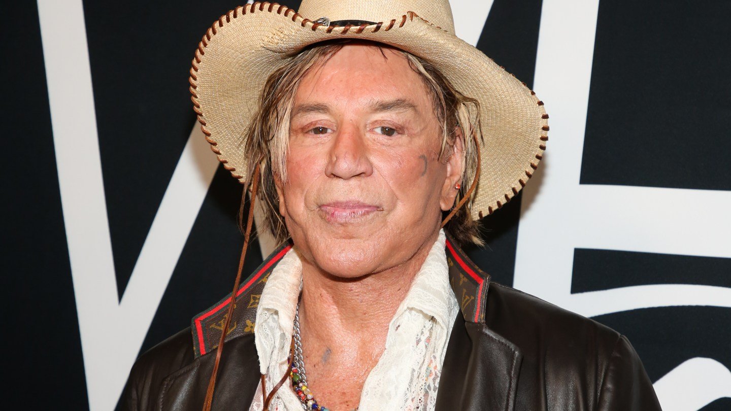 Mickey Rourke, la un pas de evacuare: apel disperat pe GoFundMe pentru a strânge bani Mickey Rourke, actor de renume și fost superstar al anilor '80, se confruntă cu riscul evacuării din locuința sa din Los Angeles, având de achitat o datorie de 59,100 de dolari în chirie