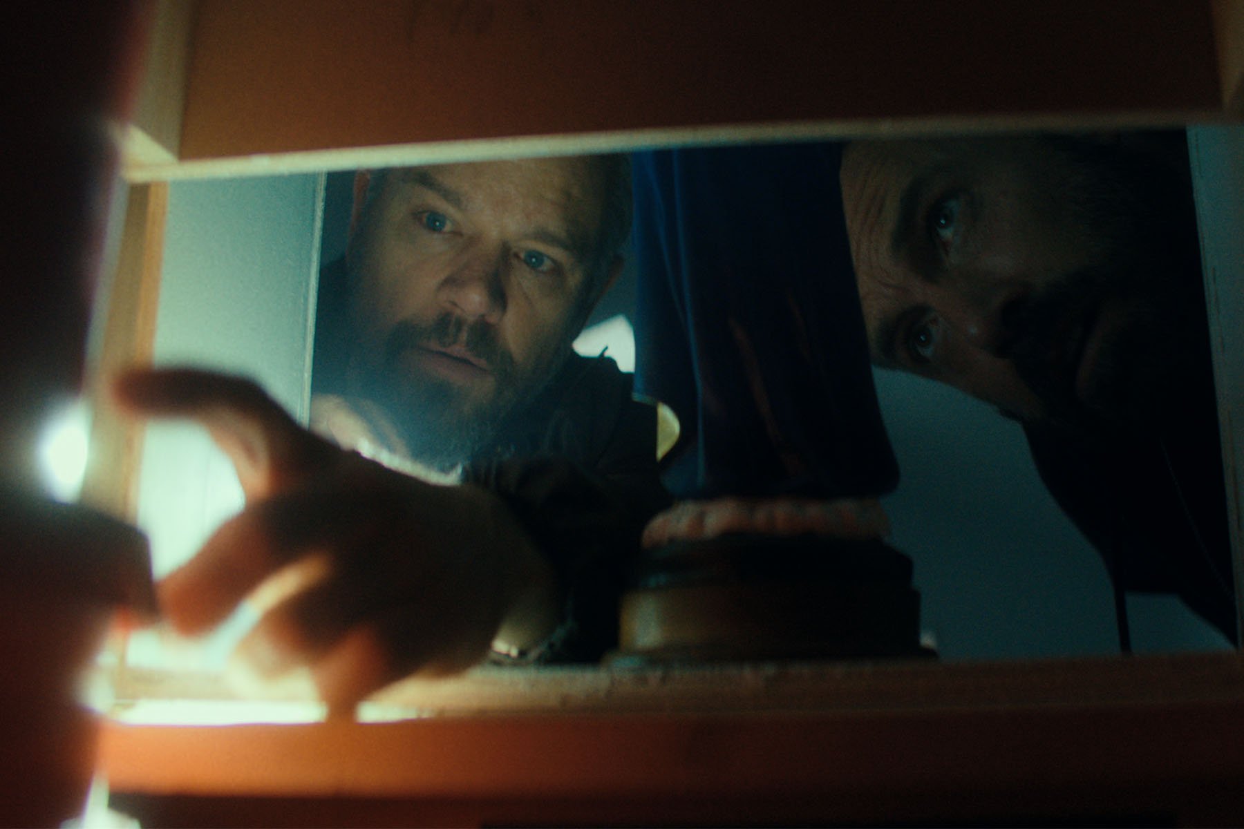 Netflix investește în talent: „The Rip” își răsplătește echipa Netflix a făcut un pas neobișnuit în industria cinematografică, oferind o remunerație suplimentară echipei de producție pentru noul său film de acțiune, „The Rip” (Tentația Corupției)