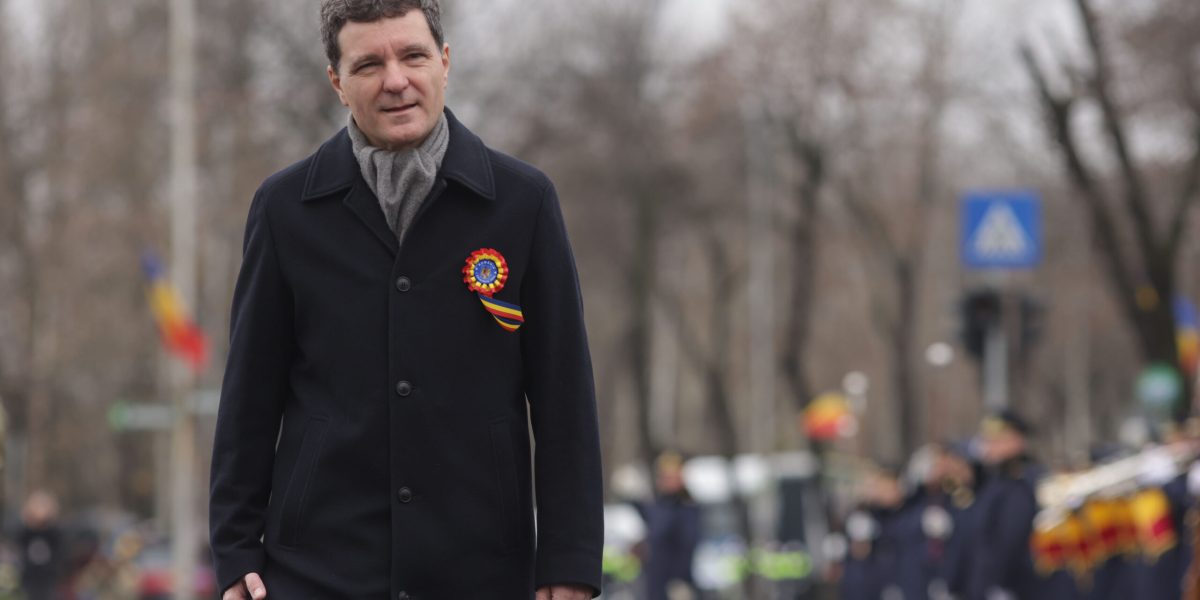 Nicusor-Dan-la-parada-militara-scaled.jpg - Presa360