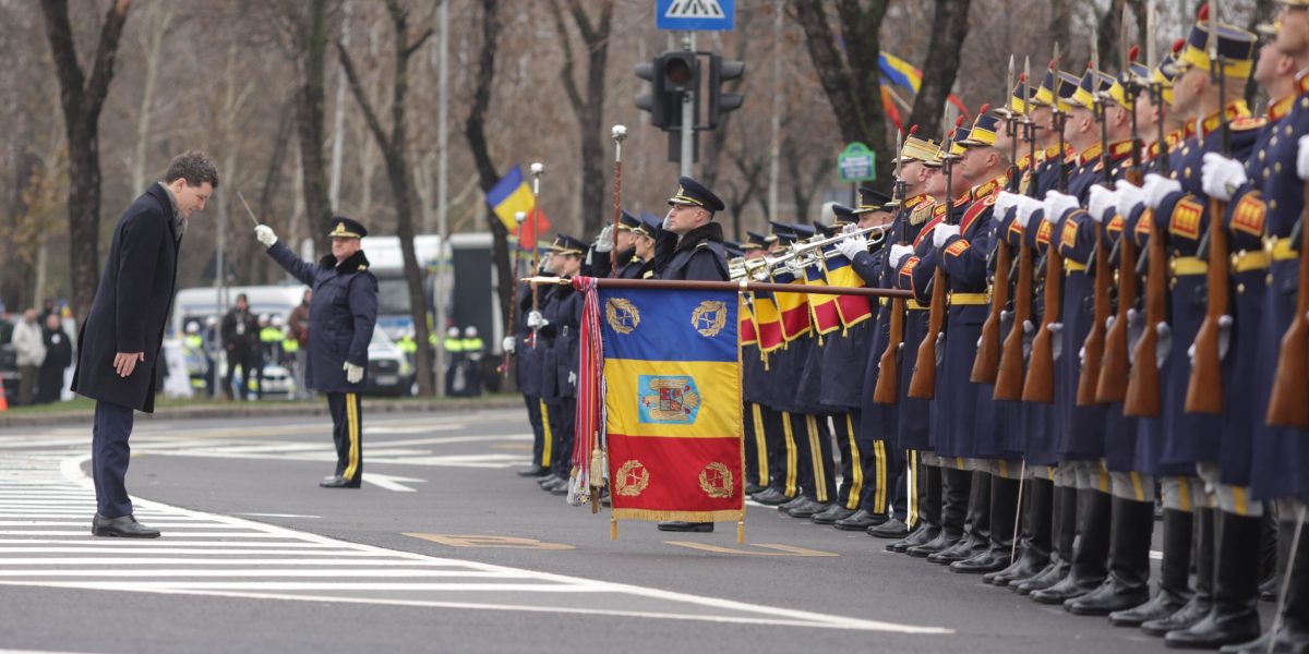 Nicusor-Dan-militari-soldati-scaled.jpg - Presa360