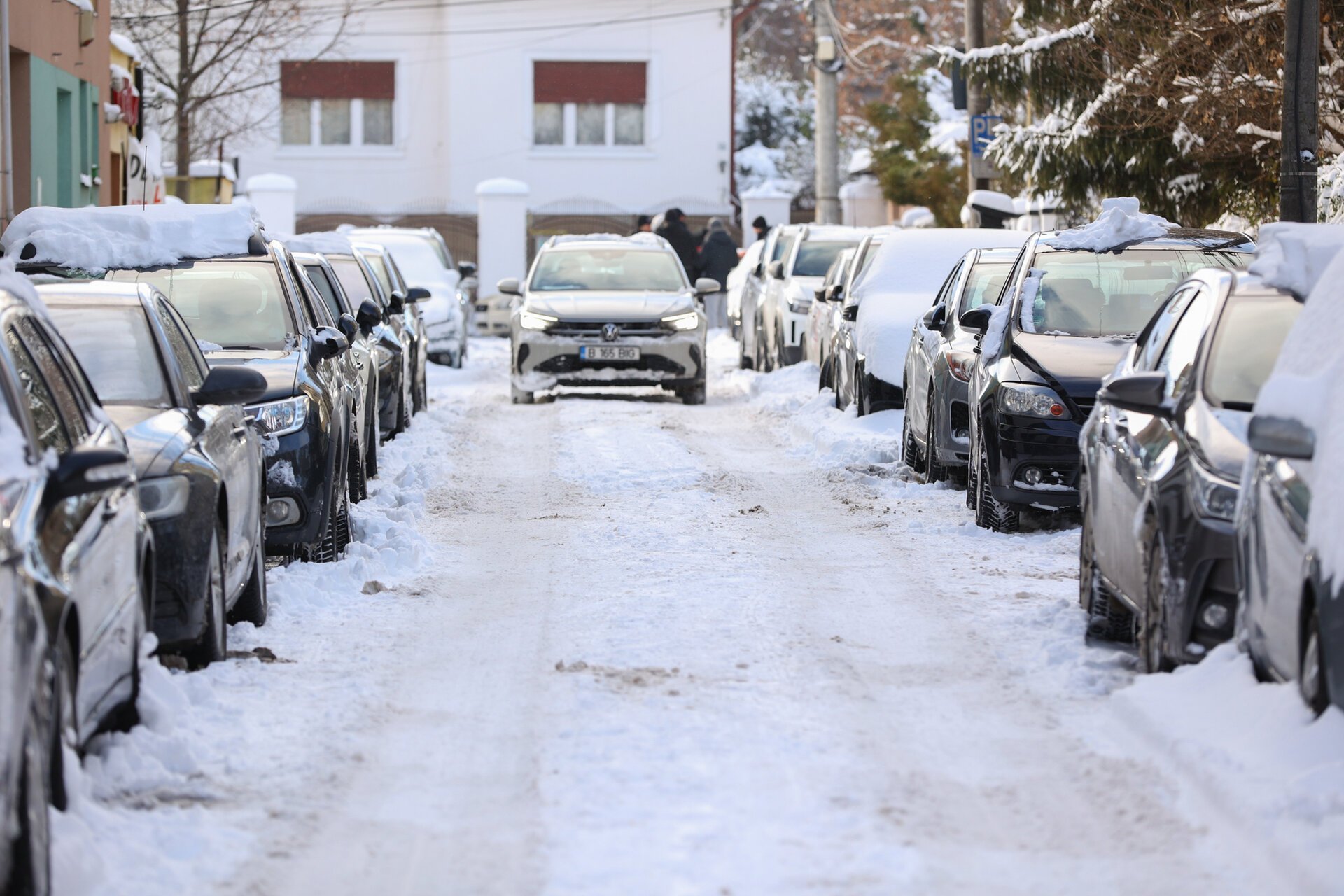 Ninsori și frig extrem în București: vremea se schimbă radical Meteorologii anunță ninsori abundente în București în noaptea de sâmbătă, iar Capitala se va confrunta cu un strat consistent de zăpadă