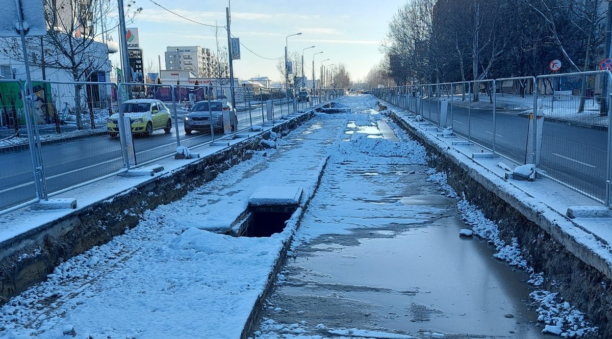 Descoperire surprinzătoare pe șantierul liniei de tramvai din zona Bulevardului Basarabia, unde, în timpul unor lucrări de amploare, muncitorii au dat peste o structură de beton semnificativă, despre care încă nu se știe cui îi aparține