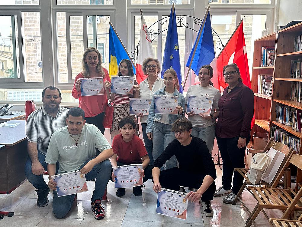 Proiect European la Bacău: „Say NO to Obesity Now” în acțiune Proiectul european Erasmus+ intitulat „Later is Too Late: Say NO to Obesity Now” a ajuns la o nouă etapă, cu o întâlnire desfășurată recent la Școala Vocațională „Alternative Learning Programme” din Paola, Malta