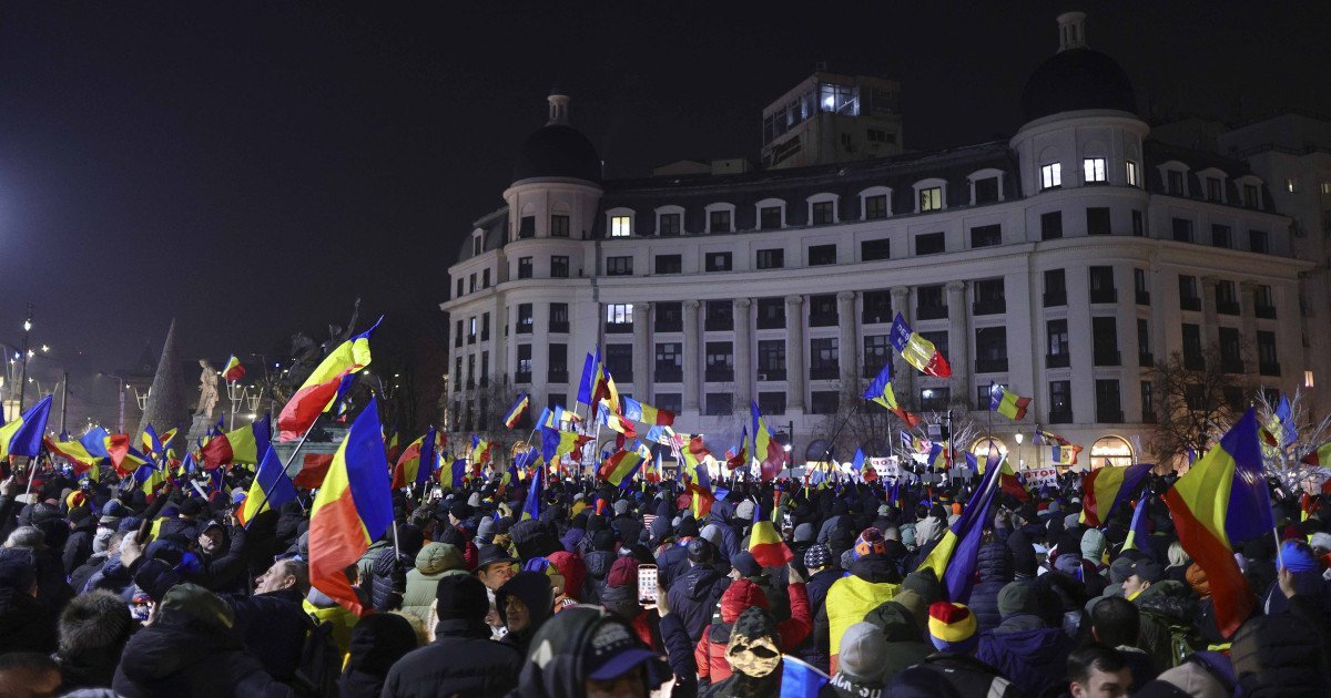 Patru amenzi aplicate de jandarmi în urma protestului din Piaţa Victoriei Jandarmeria Capitalei a aplicat, joi seara, patru sancţiuni contravenţionale în valoare totală de 10.400 de lei au fost aplicate în urma protestului desfăşurat în Piaţa Victoriei