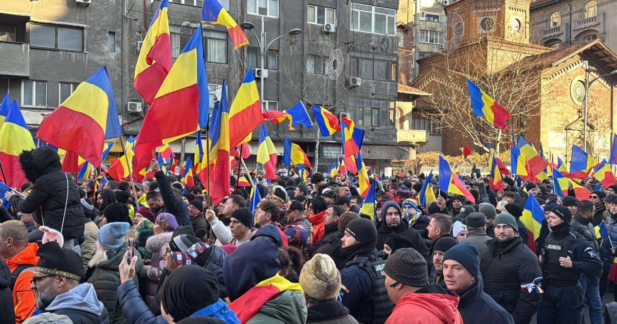 Proteste ample în Capitală: Oamenii iau străzile împotriva Legii Vexler și a guvernului Joi seară, 15 ianuarie, Bucureștiul devine scena unor proteste simultane, cu două coloane de manifestanți adunându-se respectiv în Piața Universității și Piața Victoriei