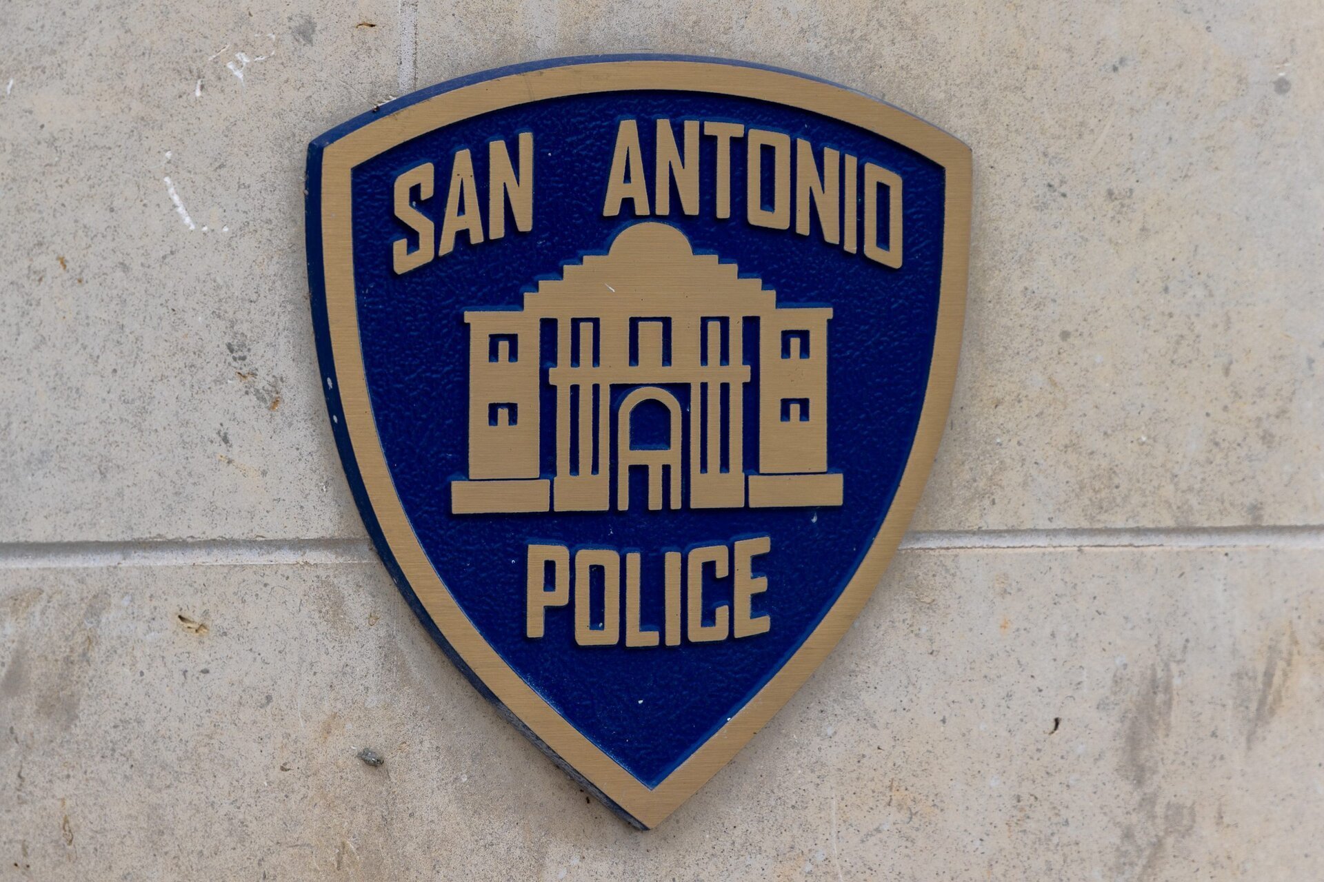 Negocieri intense pentru viitorul polițiștilor din San Antonio San Antonio se află în mijlocul negocierilor pentru un nou contract al polițiștilor, cu asociația acestora, SAPOA, cerând îmbunătățiri semnificative în ceea ce privește salariile, asigurările de sănătate și pregătirea profesională
