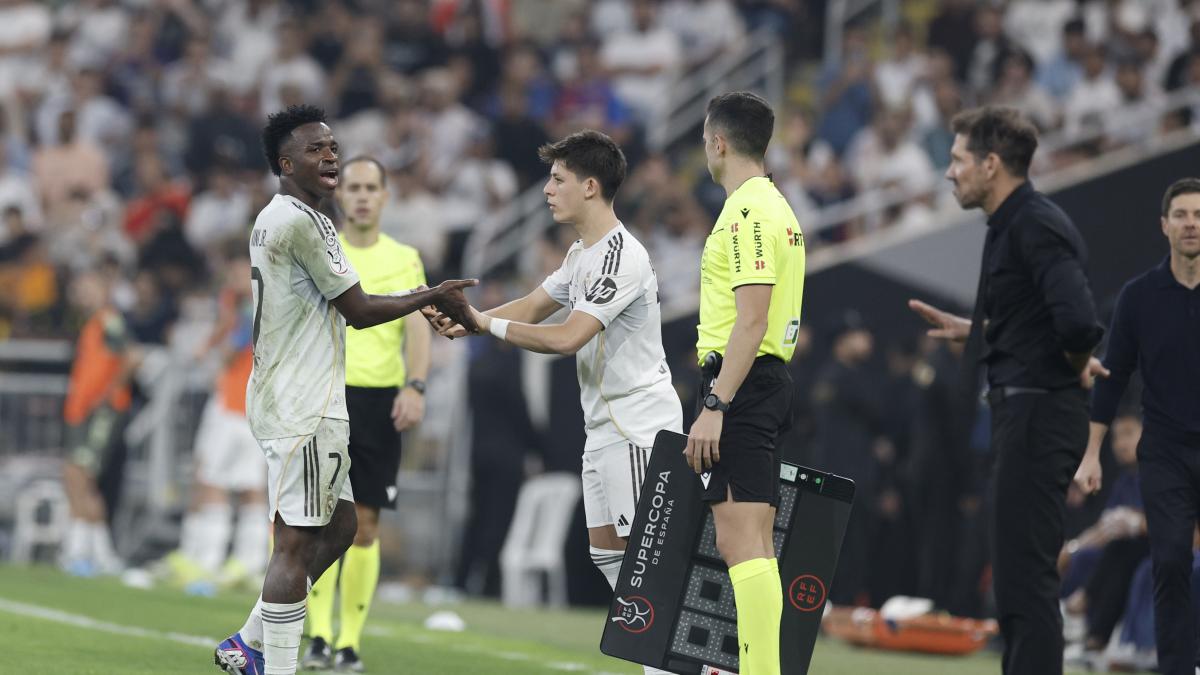 Decizia de ultimă oră: Prezența lui Kylian Mbappé în finala Supercupei La doar câteva ore de la finalul celui de-al treilea antrenament, incertitudinea plutește în aer cu privire la prezența lui Kylian Mbappé în primul unsprezece al echipei Real Madrid, în finala Supercupei, ce se va desfășura pe stadionul complexului sportiv Rey Abdullah din Jeddah