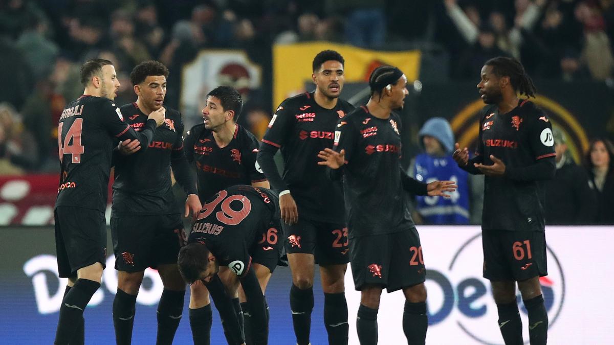 Olimpico se pregătește pentru un duel crucial: Roma versus Torino în optimile Cupei Italiei Pe stadionul Olimpico din Roma, totul este pregătit pentru confruntarea din optimile de finală ale Cupei Italiei, unde echipa locală, AS Roma, își întâlnește adversarii de la Torino
