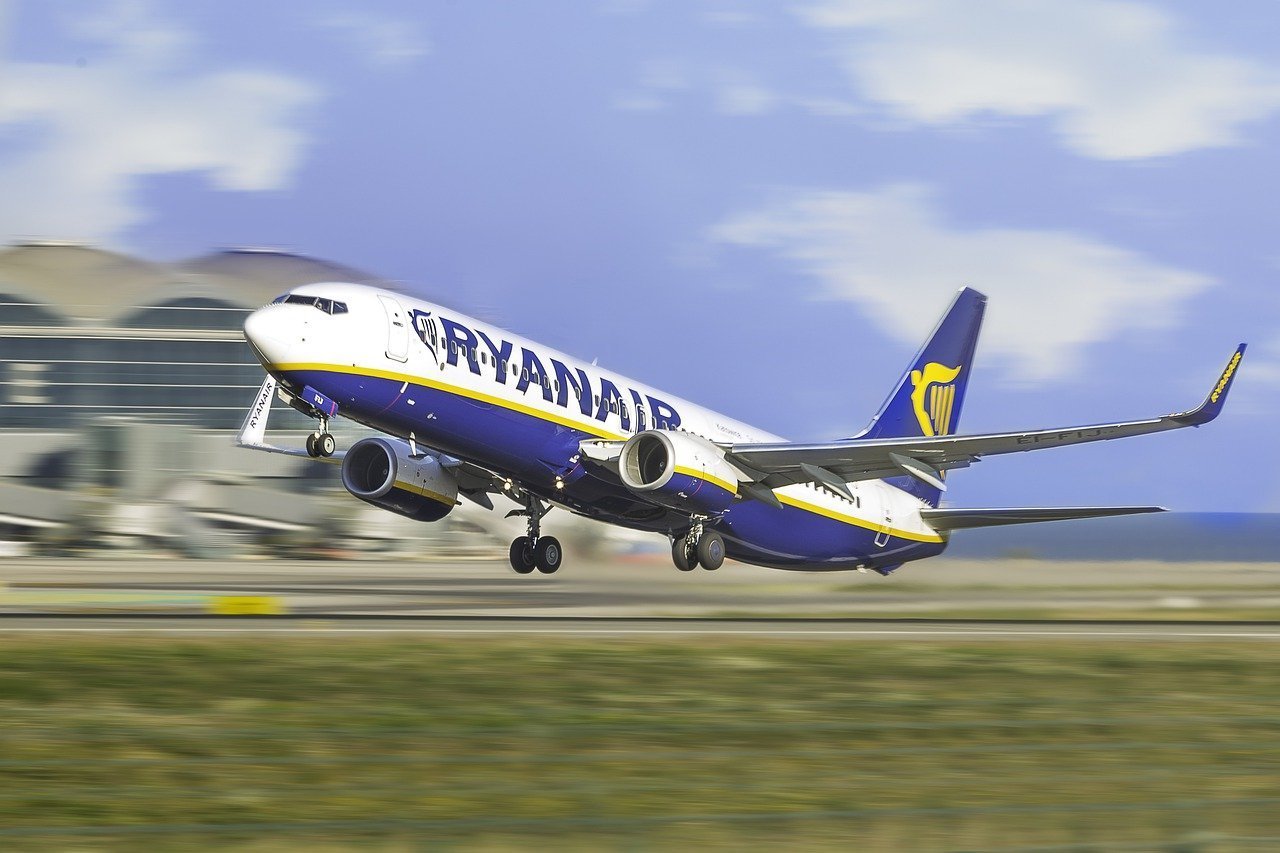 Ryanair analizează eliminarea unor rute aeriene din România