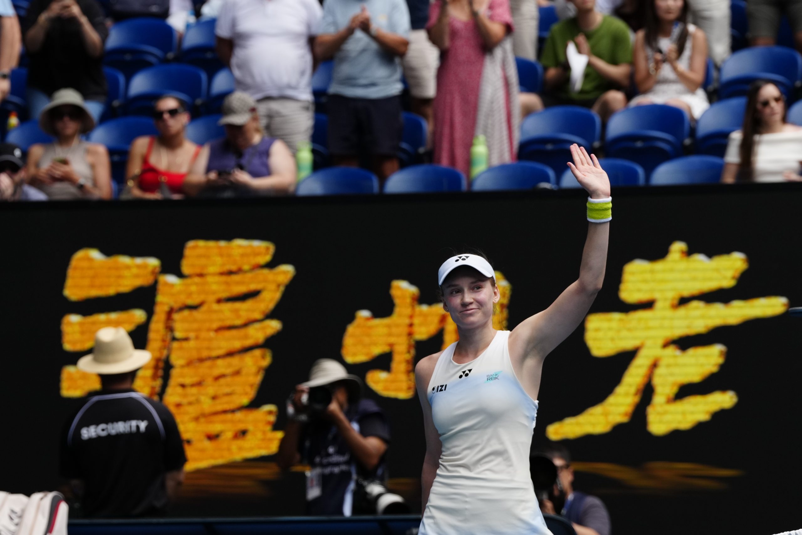 Rybakina surprinde și avansează în semifinale Elena Rybakina a obținut o victorie surprinzătoare în sferturile de finală ale Australian Open 2023, învingându-o pe a doua favorită, Iga Swiatek, cu 7-5, 6-1
