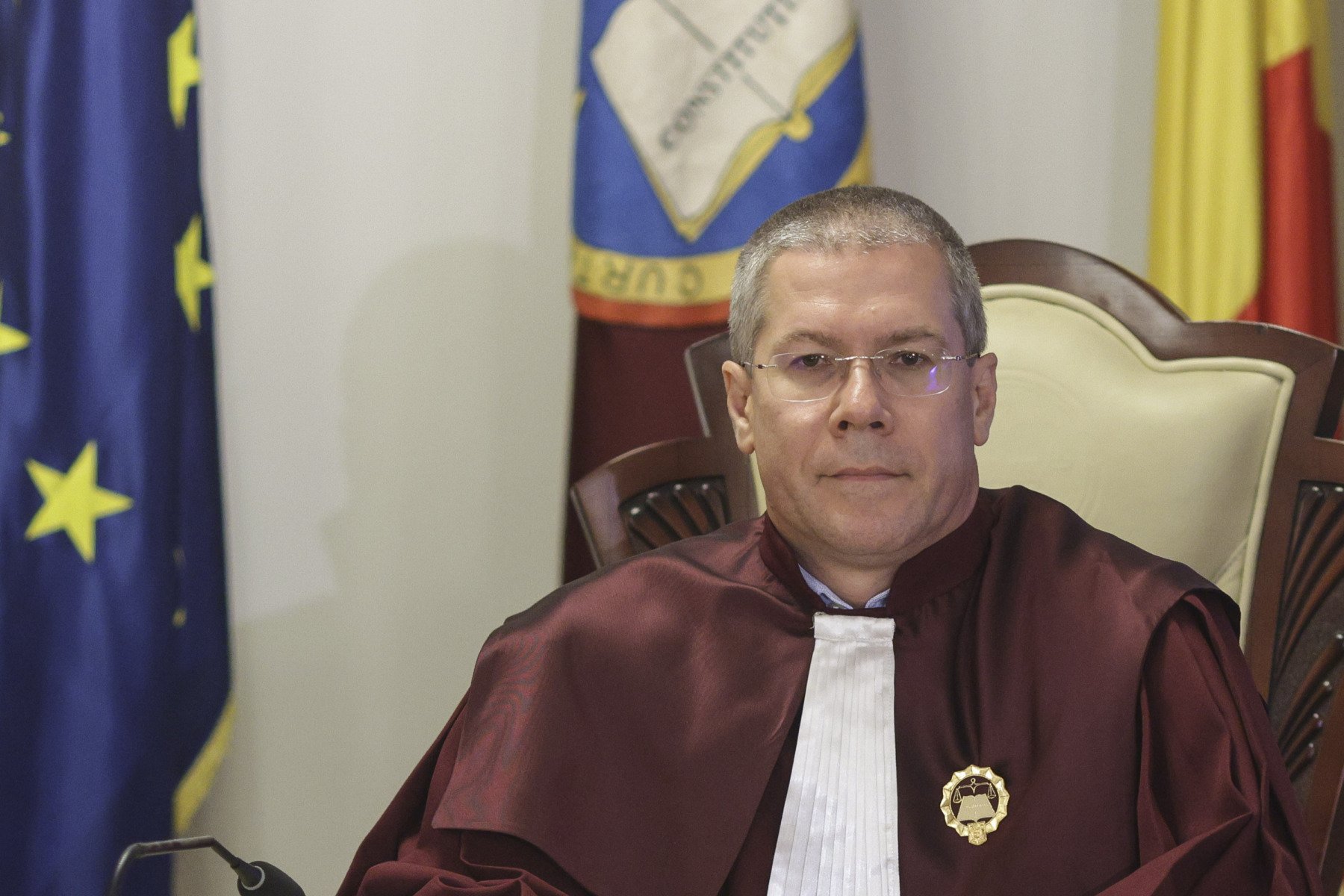 Universitatea Babeș-Bolyai respinge acuzațiile împotriva judecătorului CCR Dacian Dragoș, avertizând asupra unor încercări de denigrare a instituției Universitatea Babeș-Bolyai din Cluj-Napoca a reacționat ferm la acuzațiile recente la adresa judecătorului Curții Constituționale Dacian Dragoș, susținând că acestea sunt „vădit neîntemeiate” și au ca scop „să fragilizeze statutul și autoritatea unei entități fundamentale a statului de drept – Curtea Constituțională”