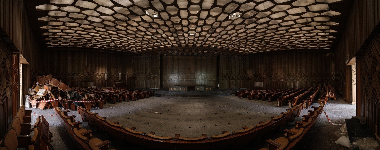 Sală de dans în pericol: oficialii caută soluții pentru continuarea activităților Centrului Național al Dansului București Vești bune și mai ales urgente pentru scena culturală a capitalei: după ce Sala Omnia a fost recuperată de Ministerul Afacerilor Interne și a fost pierdută pentru comunitatea artistică, autoritățile caută soluții pentru a asigura continuitatea funcționării Centrului Național al Dansului București