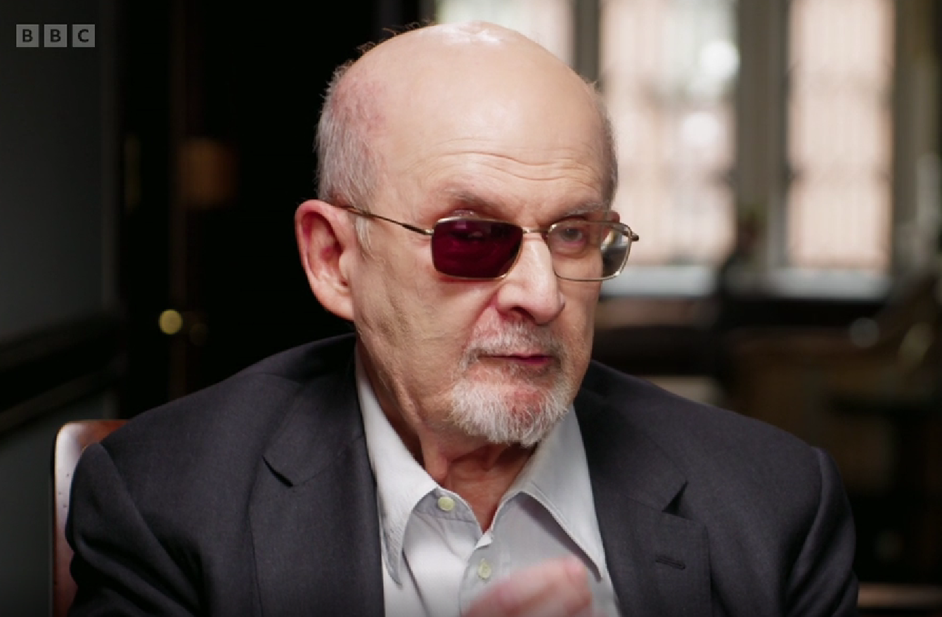 Salmlu Rushdie avertizează: “Toată lumea este în pericol” în urma incidentului din Minneapolis Salman Rushdie, unul dintre cei mai cunoscuți și controversați scriitori contemporani, a emis un avertisment dureros, după ceea ce el consideră a fi o creștere a pericolului pentru democrație și siguranță în Statele Unite