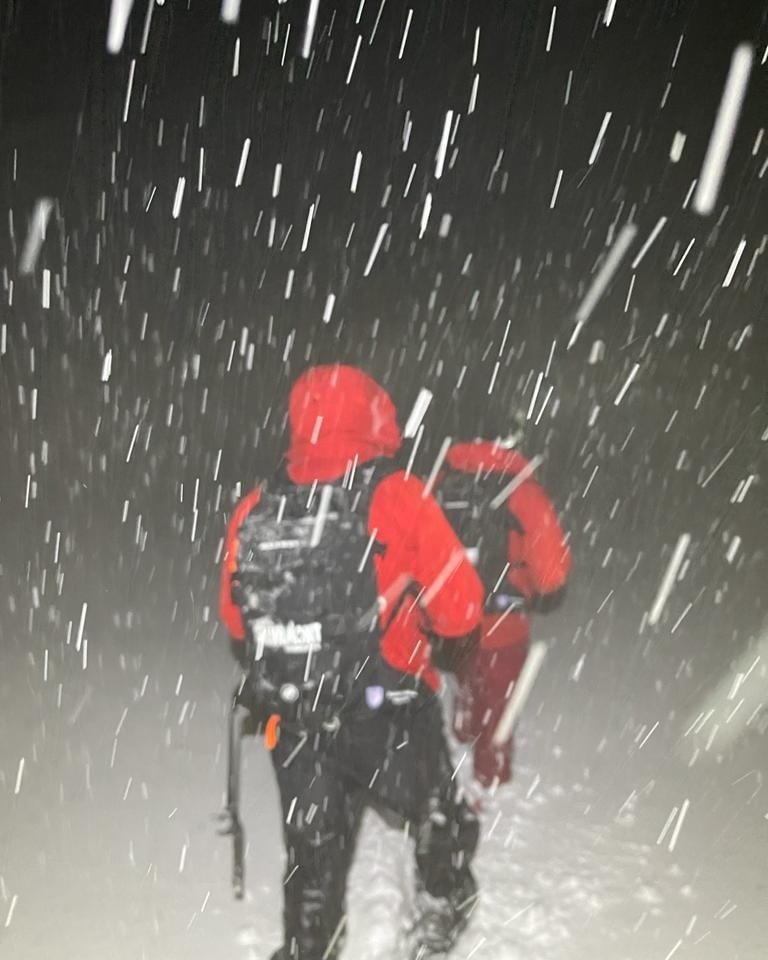 Salvatorii din Maramureș au găsit în viață un bărbat ucrainean, după zile de căutări în munți Un tânăr ucrainean, în vârstă de 31 de ani, a fost găsit în viață în munții Maramureșului, după ce a traversat clandestin granița dintre Ucraina și România