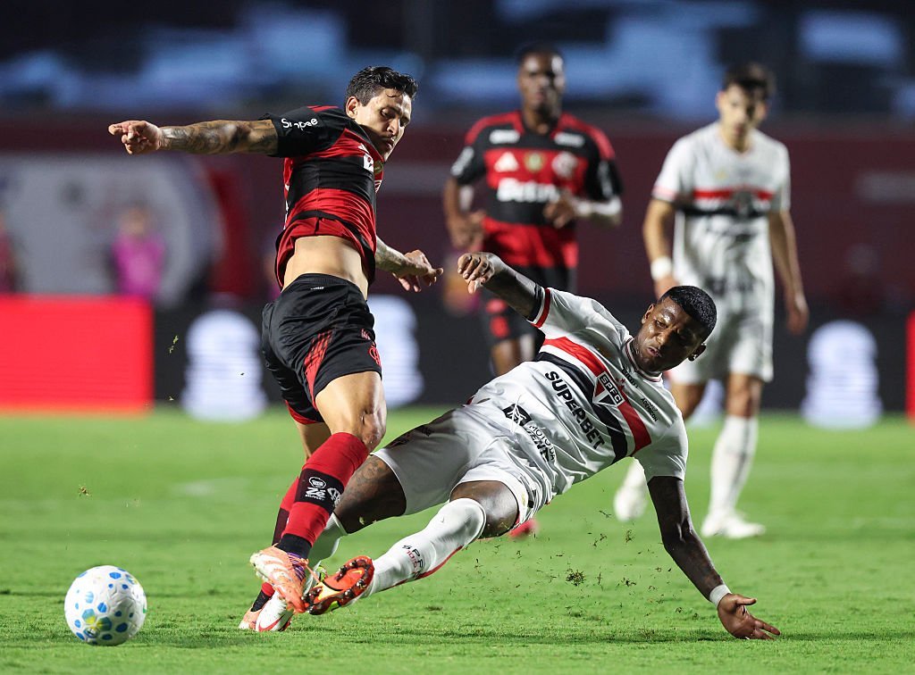 São Paulo învinge Flamengo într-o întorsătură dramatică în debutul sezonului 2026 al Brasileirão Într-o atmosferă electrizantă pe stadionul Morumbi, São Paulo a reușit să obțină o victorie cu 2-1 împotriva celor de la Flamengo, în cadrul primei etape a sezonului 2026 al Brasileirão