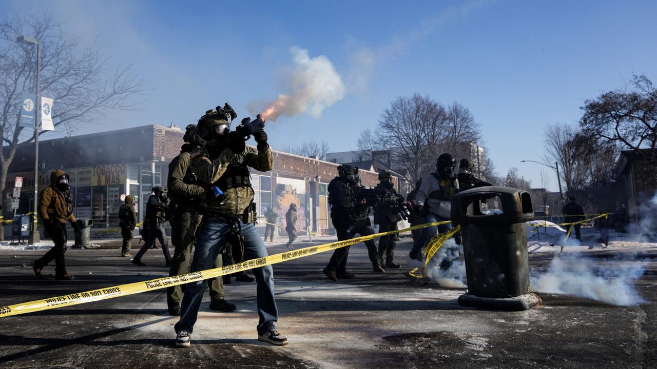Un medicat mort și proteste violente în Minneapolis Un bărbat de 37 de ani a fost împușcat fatal de un ofițer al Agenției de Imigrație și Vămui (ICE) în Minneapolis, în contextul unor acțiuni intensificate împotriva imigranților ilegali