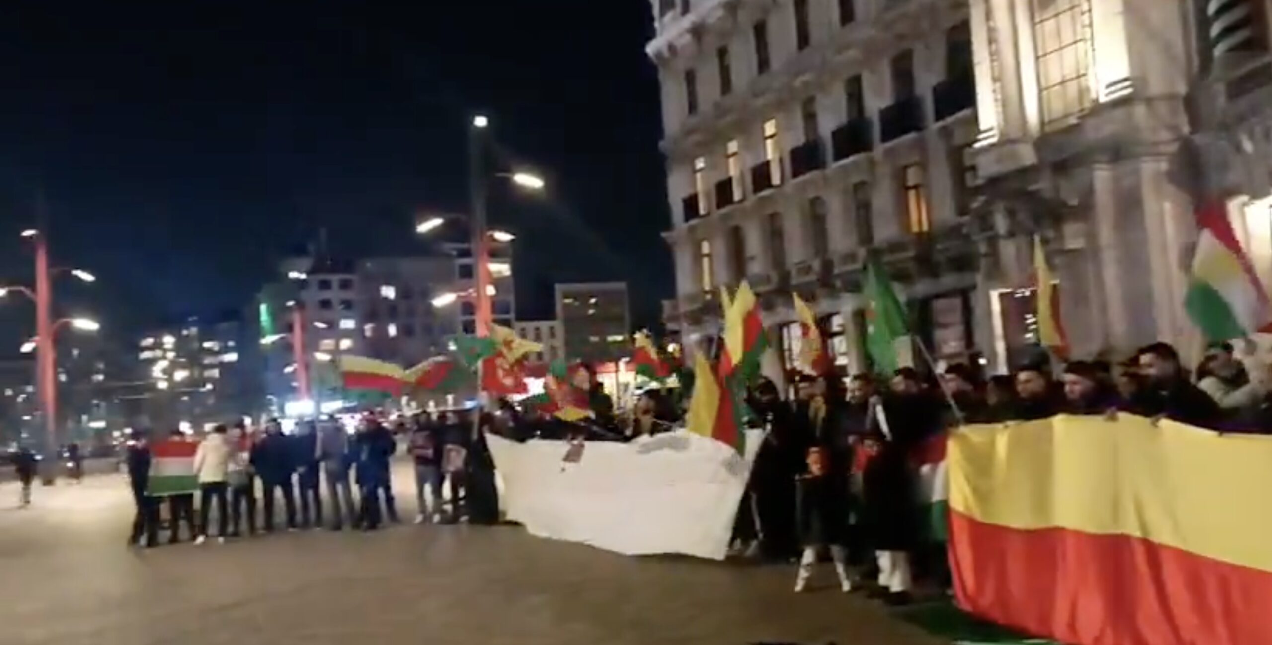 Tensiuni și violențe în centrul orașului Anvers – șase persoane rănite cu arme albe în urma unui incident în timpul unei proteste kurde Timp de câteva momente tensionate, joi seara, străzile din apropierea pieței Opéra din Anvers s-au transformat într-un focar de violență, după ce o altercație s-a soldat cu șase persoane rănite cu cuțite și alte arme albe