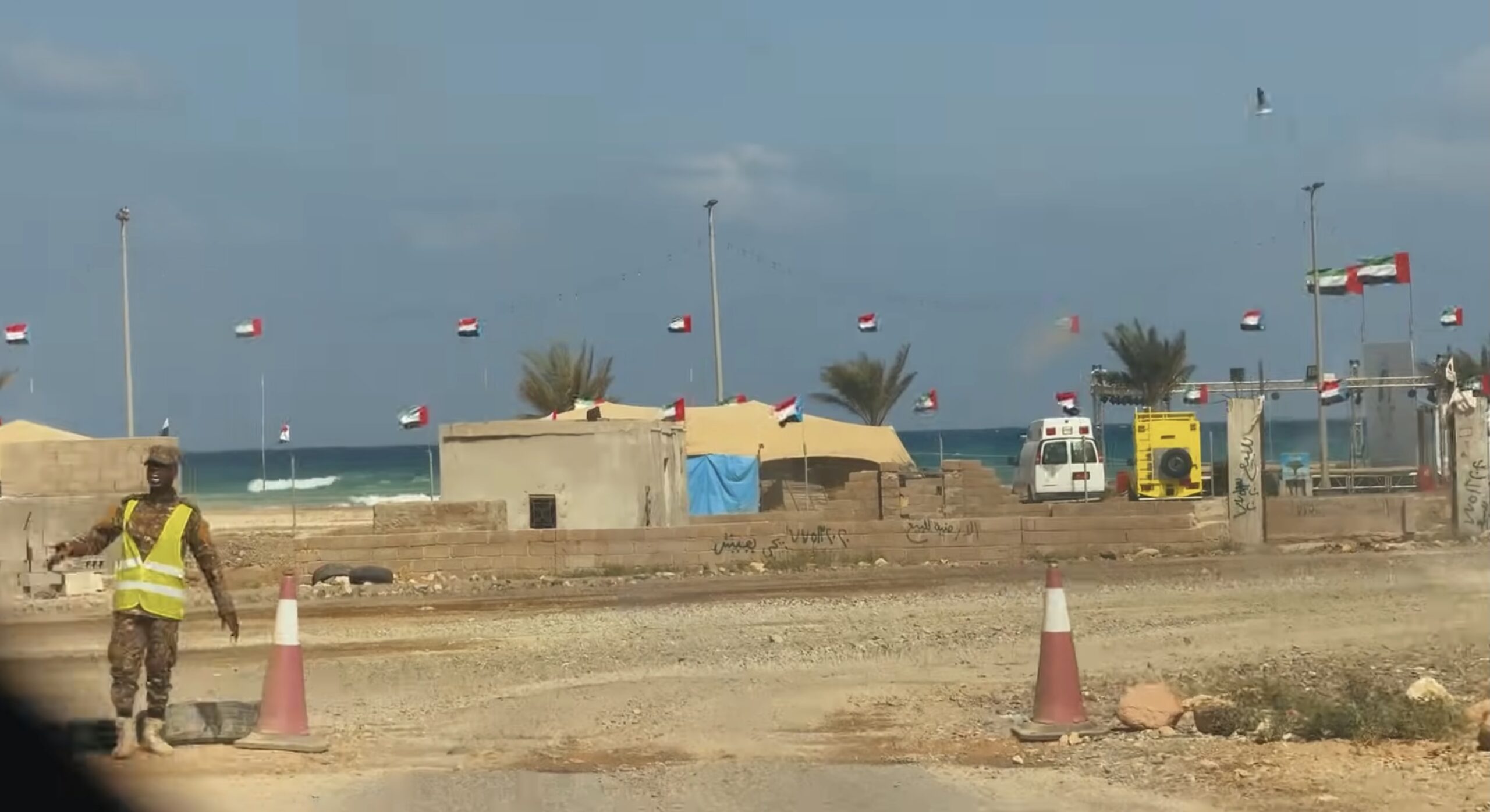 Sute de turiști, printre care și o româncă, rămân blocați pe insula Socotra din Yemen, în urma reapariției conflictului armat în sudul țării, care a dus la suspendarea tuturor zborurilor