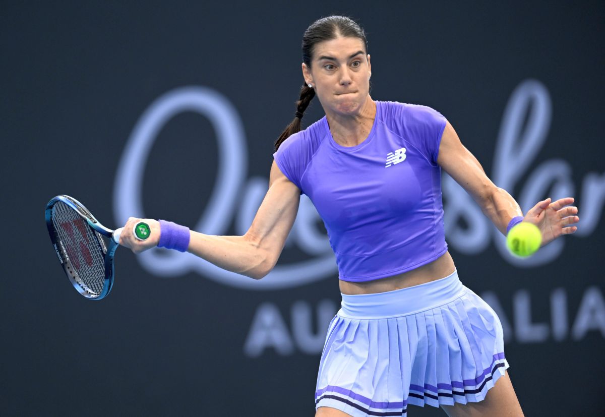 Sorana Cîrstea înfruntă adversitatea la Australian Open: un meci dramatic cu Eva Lys Sorana Cîrstea, jucătoare română în vârstă de 35 de ani, clasată pe locul 41 WTA, își continuă aventura în turneul Australian Open, întâlnind-o în primul tur pe nemțoaica Eva Lys, aflată pe locul 39 în clasamentul mondial