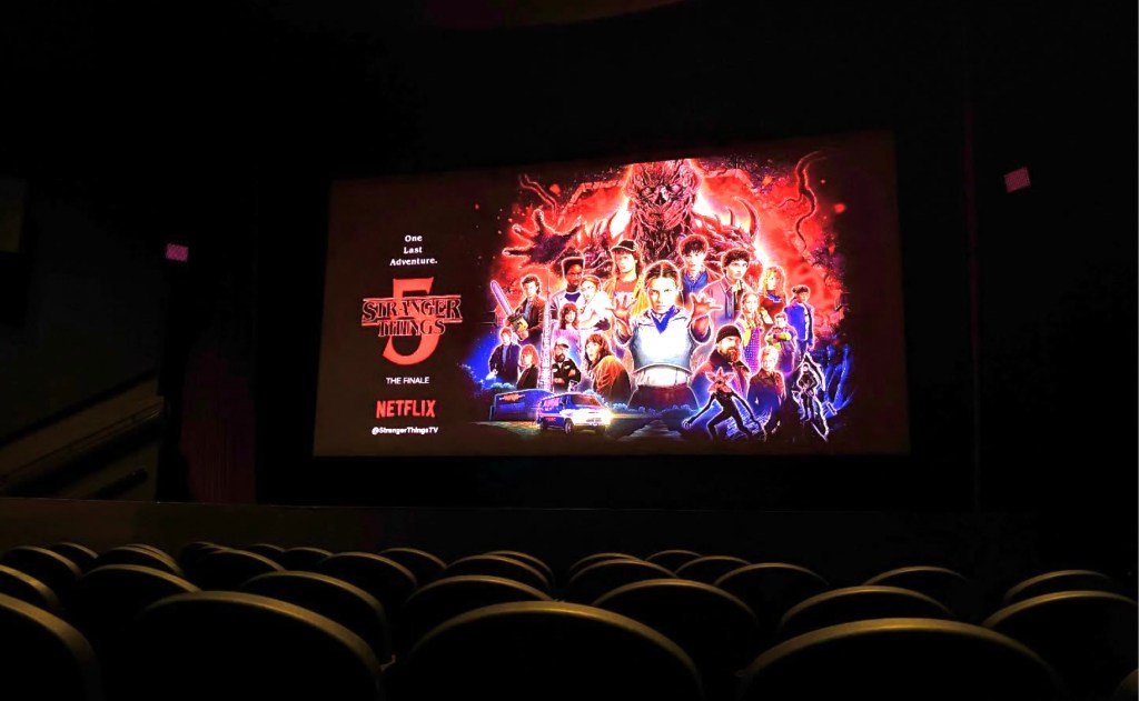 Interesul pentru finalul seriei „Stranger Things” explodează în cinematografele din America de Nord Seria cult „Stranger Things” se pregătește să își încheie călătoria, iar entuziasmul fanilor este palpabil