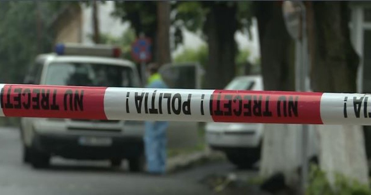 Un adolescent de 15 ani din Timiș, găsit mort după o dispariție misterioasă Alin Mario Berinde, un băiat de 15 ani din localitatea Cenei, județul Timiș, a fost găsit mort în curtea unei case după ce fusese dat dispărut de familie