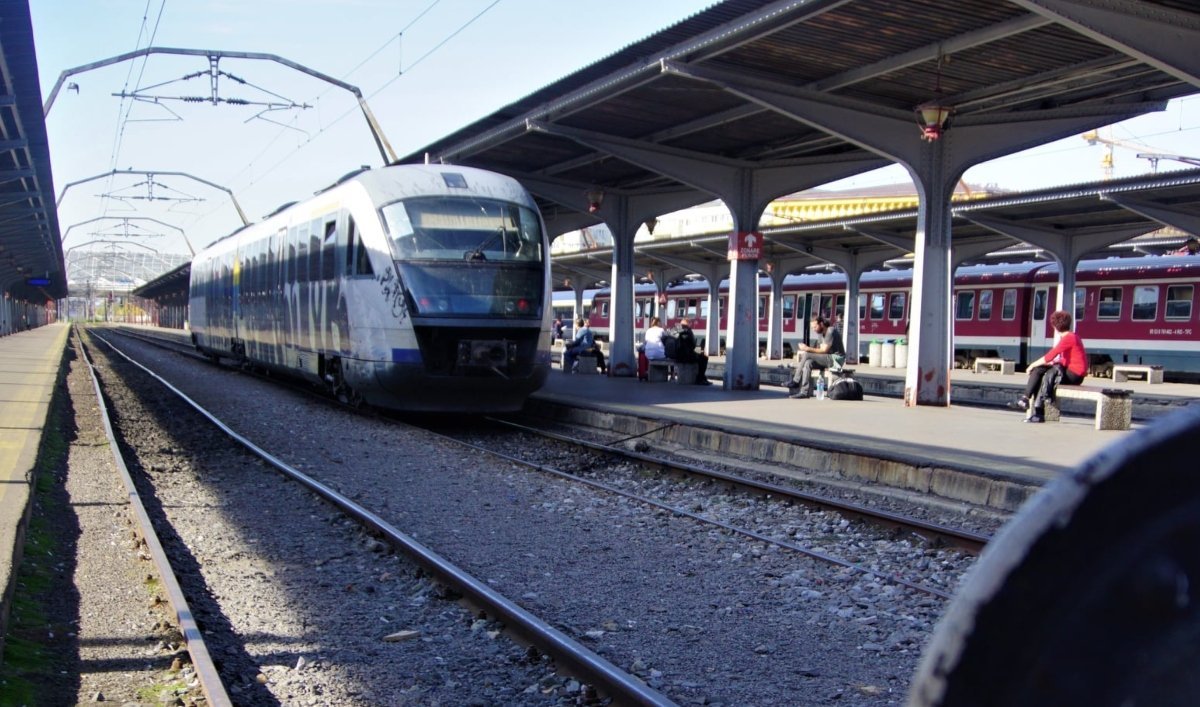 Un tren care face legătura între Vatra Dornei și București Nord a înregistrat o întârziere record de peste șase ore, perturbând planurile mulor pasageri și punând din nou în discuție fiabilitatea sistemului feroviar din țară
