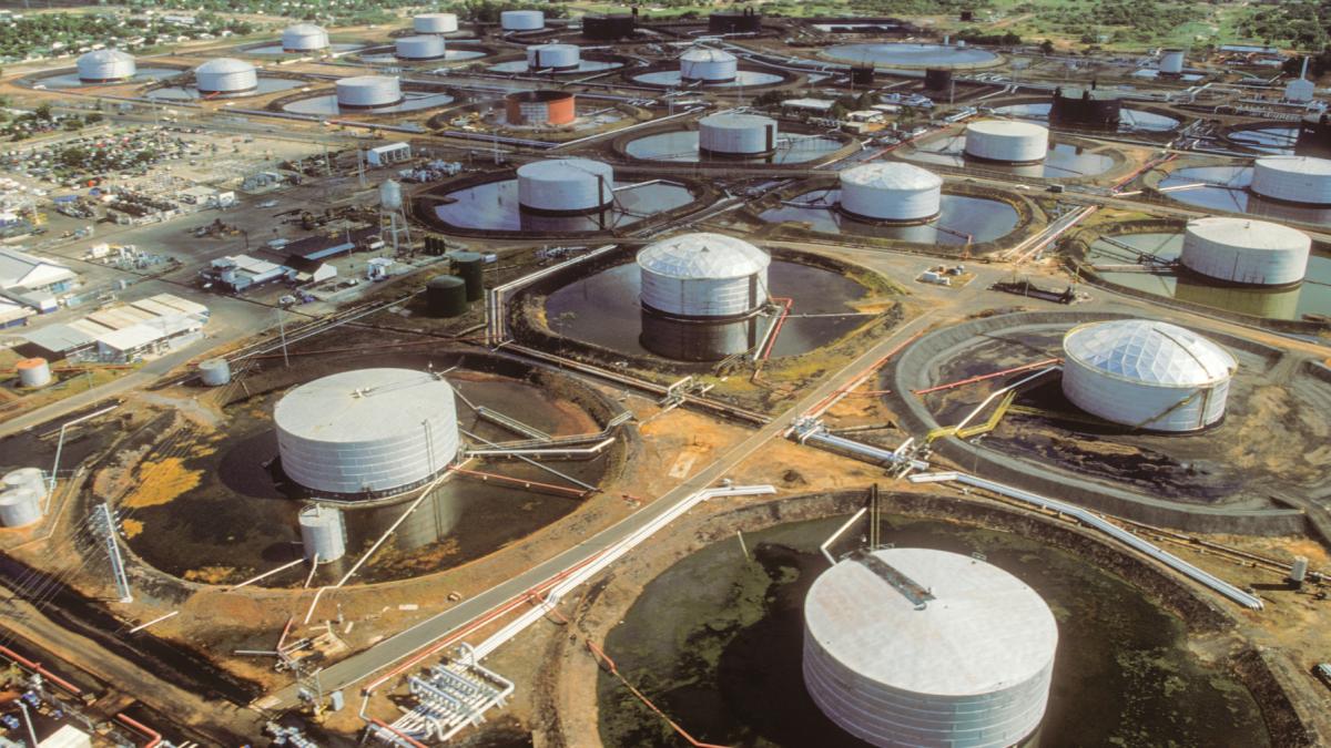 Venezuela, lider mondial în rezervele de petrol, se confruntă cu provocări imense Venezuela deține cele mai mari rezerve dovedite de petróleo din lume, cu un total de aproximativ 303 miliarde de barili recuperabili, conform datelor furnizate de World Population Review