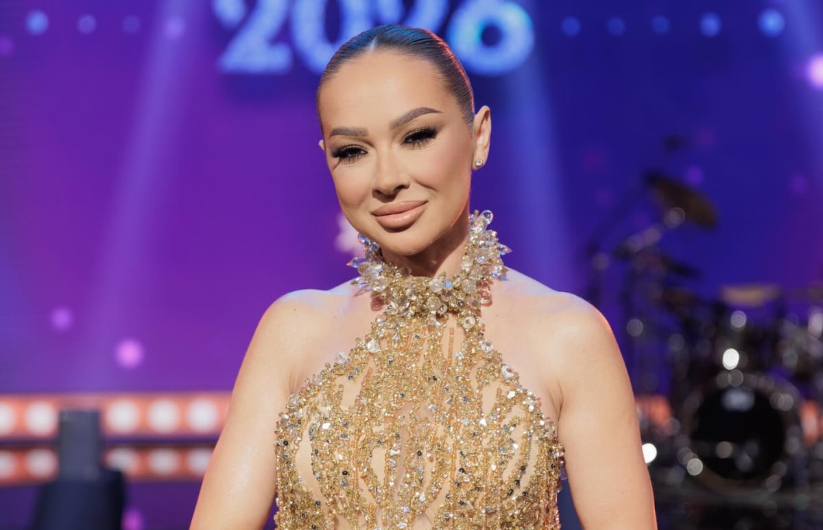 Vlăduța Lupău, în centrul unui zvon despre o căutare internațională: „Sunt acasă, în camera de joacă a copiilor” Cântăreața Vlăduța Lupău s-a consultat cu publicul său după ce au apărut speculații în presă că ar fi fost dată în urmărire de autorități