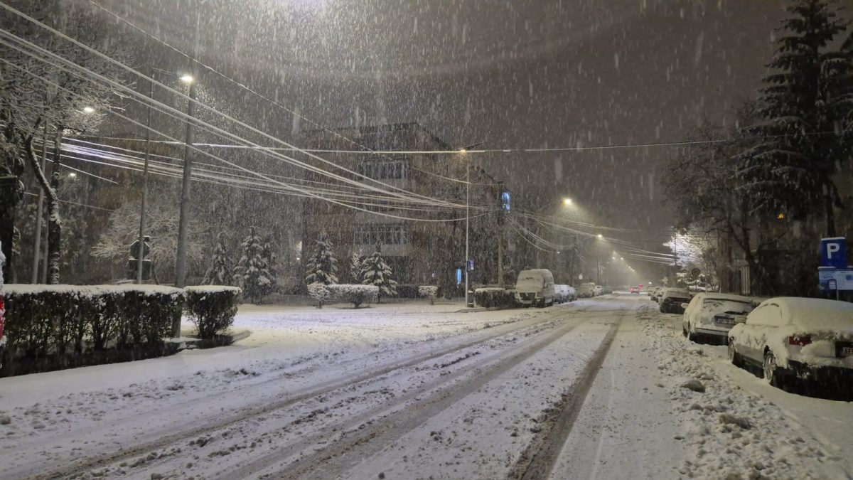 Circulație îngreunată din cauza zăpezii în 14 județe Ninsorile puternice căzute noaptea trecută au dus la blocarea circulației pe mai multe drumuri din țară, anunță Centrul Infotrafic al Poliției Române