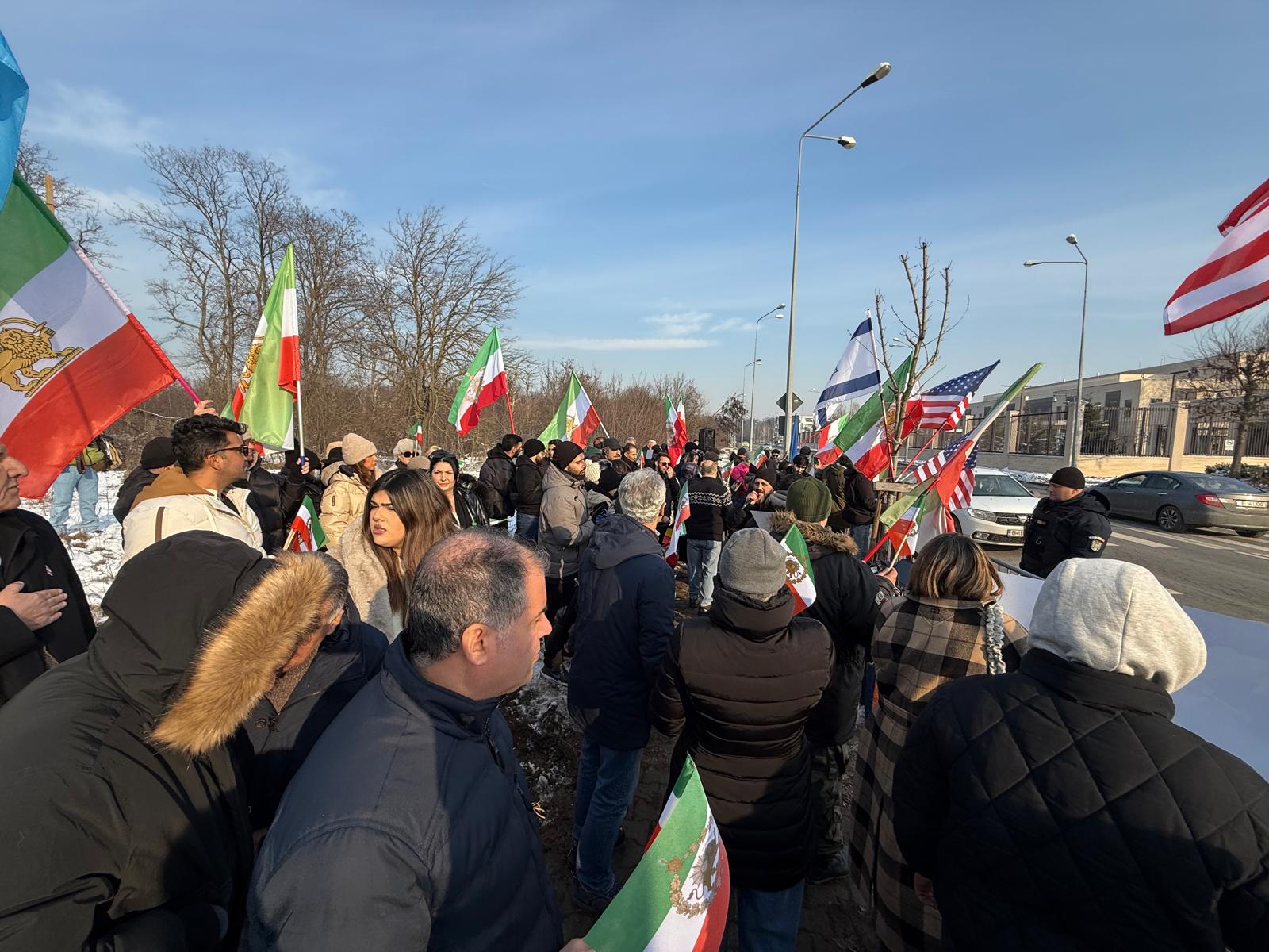 Zeci de iranieni exilați în România au ieșit miercuri în stradă, în fața ambasadei Statelor Unite din București, solicitând intervenția președintelui Donald Trump pentru a opri violențele și represiunea în masă din Iran