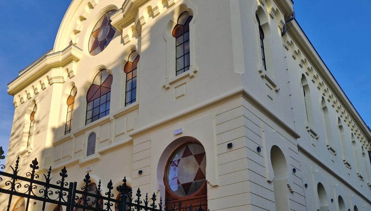 Lucrările de reabilitare a sinagogii din Constanța, aproape de finalizare, după o investiție semnificativă și unele întârzieri administrative Proiectul de renovare a sinagogii din Constanța, o clădire cu o valoare simbolică aparte pentru comunitatea evreiască din oraș, se află în faza finală