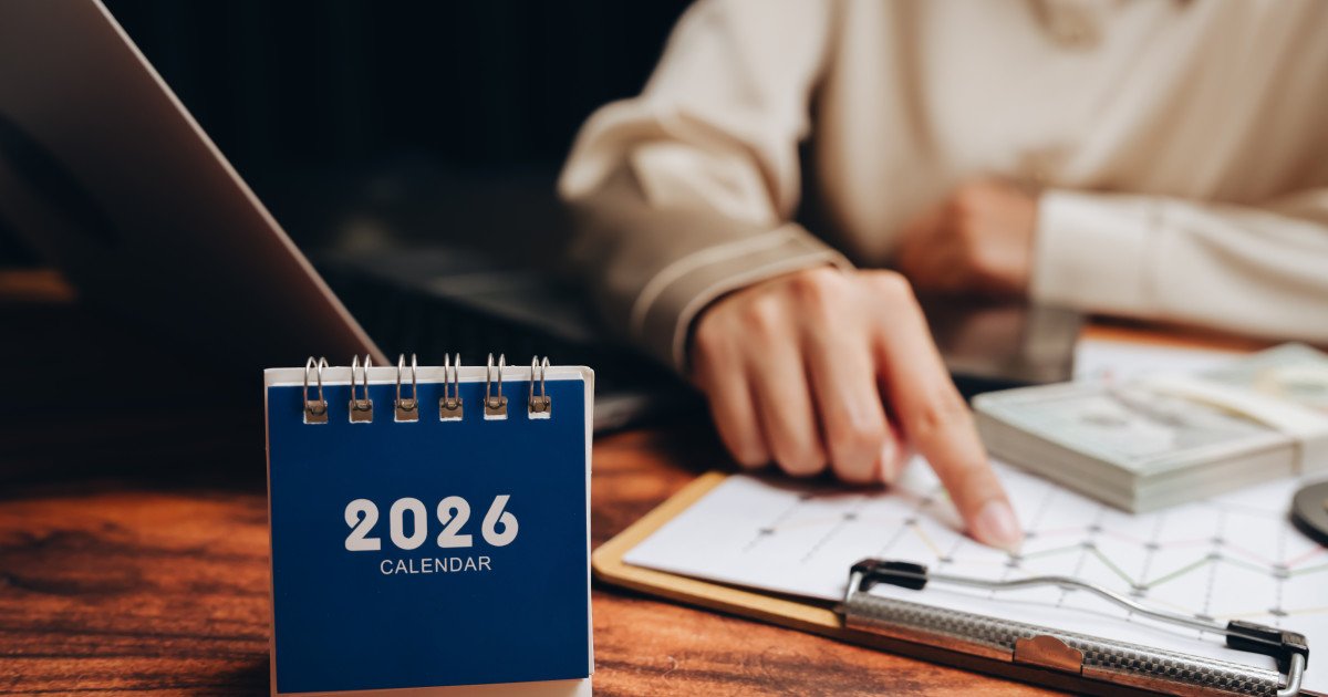 Românii vor avea parte de 17 zile libere legale în 2026 În anul 2026, angajații din România se vor bucura de un număr semnificativ de zile libere legale, totalizând 17, dintre care 12 vor cădea în zile lucrătoare