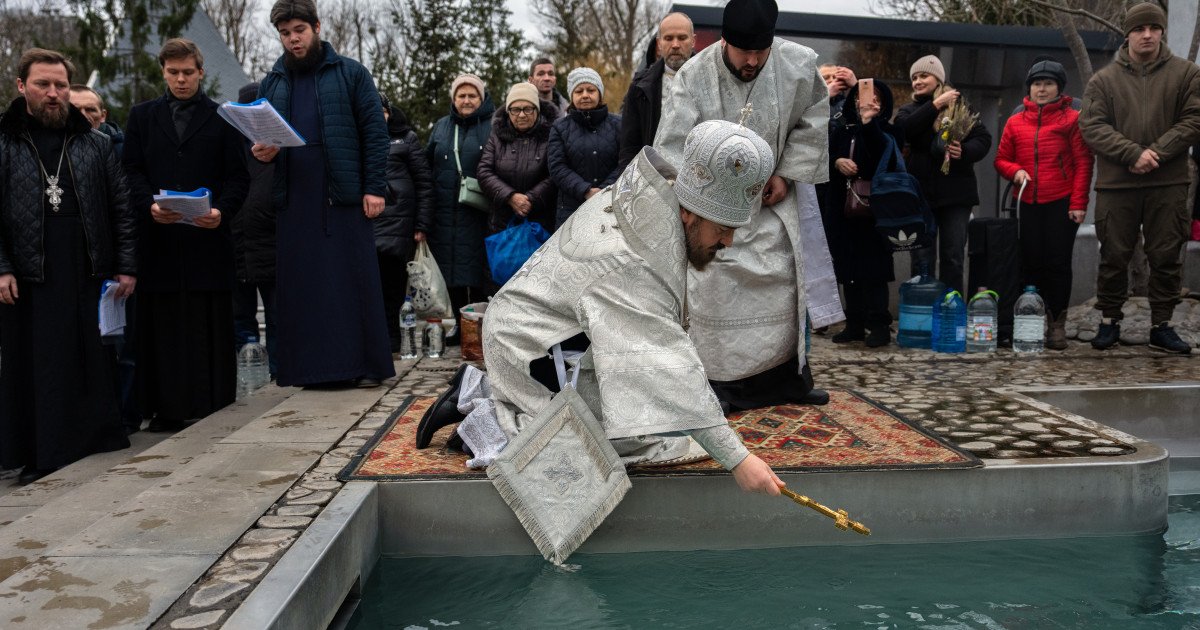 Boboteaza, sărbătoarea credinței și tradiției în România Boboteaza, celebrată pe 6 ianuarie, este una dintre cele mai importante sărbători ale creștinismului ortodox, marcând botezul lui Iisus Hristos în apele râului Iordan