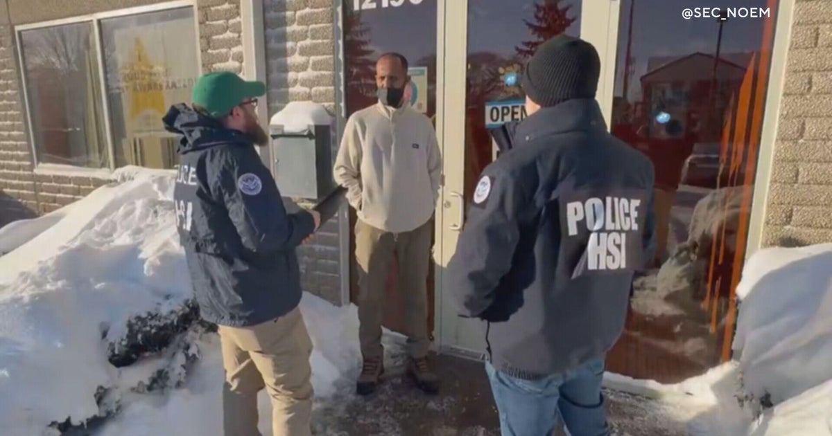 Investigații în masă asupra fraudelor în domeniul îngrijirii copiilor din Minnesota Agenții Departamentului de Securitate Internă (DHS) din Minnesota desfășoară o amplă investigație asupra fraudelor legate de îngrijirea copiilor, în urma unui videoclip viral postat pe rețelele sociale