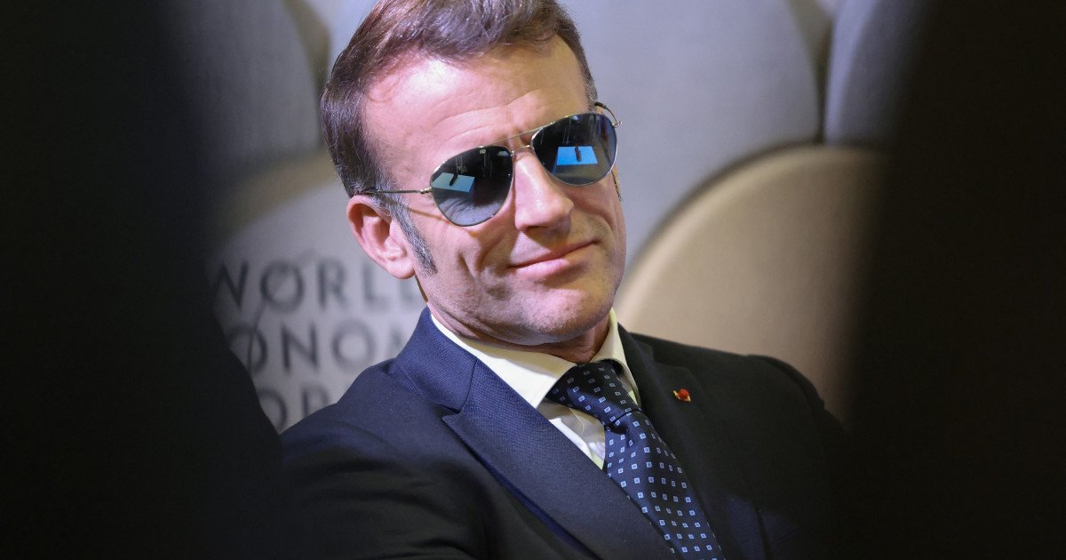 Emmanuel Macron, „Ochiul Tigrului” de la Davos Emmanuel Macron a stârnit atenția la Forumul Economic Mondial de la Davos, purtând o pereche de ochelari de soare tip aviator, în timp ce își susținea discursul